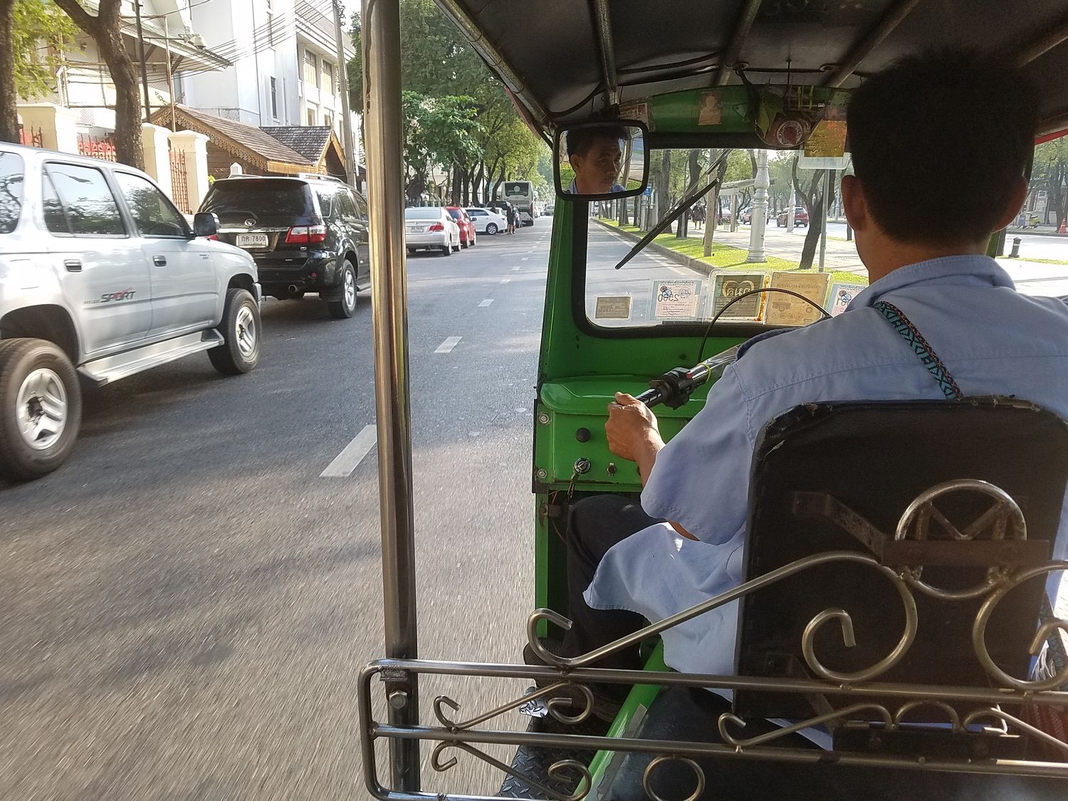Első tuk-tuk utazásunk. 60 baht-ért körbevitt minket az egész városon és meg is várta, amíg egy helyen nézelődtünk. Ezerrel cikázott a kocsik között, a menetszél kellemesen hűsít