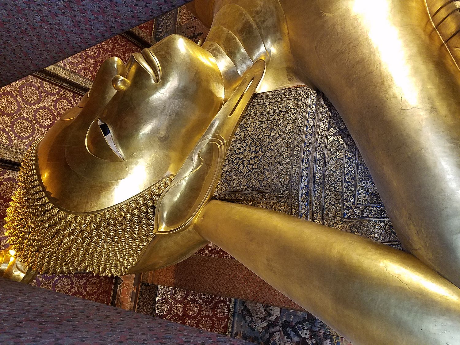 Az óriási fekvő Buddha fejrésze