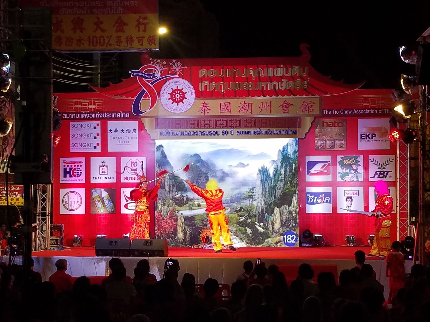Látványos bemutatókkal üdvözölték a kínaiak az új évet